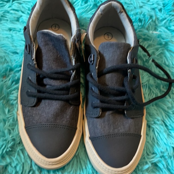 Boy’s American Eagle casual shoe - Picture 4 of 6